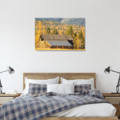 Oude houten schuur met najaarstamaracks nabij canvas afdruk (Insitu (Slaapkamer))