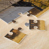 Oude houten schuur met najaarstamaracks nabij legpuzzel (Zijkant)