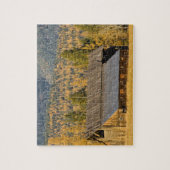 Oude houten schuur met najaarstamaracks nabij legpuzzel (Verticaal)