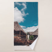 Oude houten tropische bungalow op de beachoever, a badhanddoek (Badhanddoek)