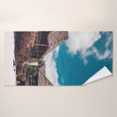 Oude houten tropische bungalow op de beachoever, a badhanddoek (Badhanddoek)