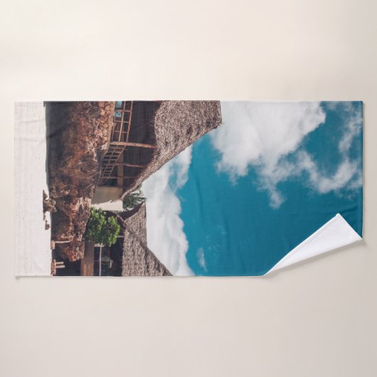 Oude houten tropische bungalow op de beachoever, a badhanddoek (Badhanddoek)