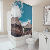 Oude houten tropische bungalow op de beachoever, a douchegordijn (In situ)