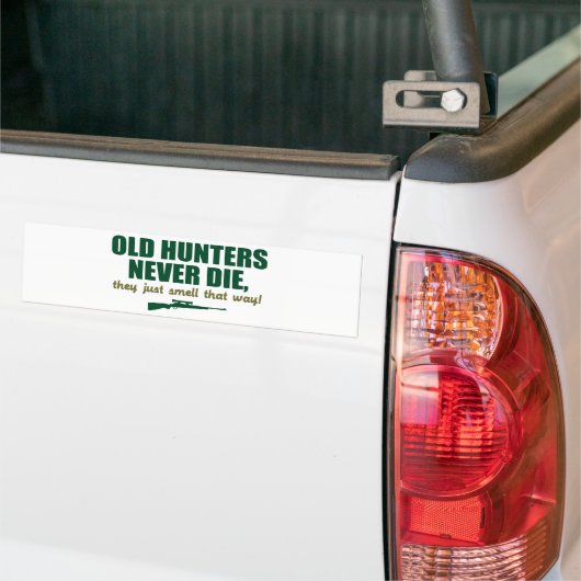 Oude Hunters sterven nooit, ze ruiken gewoon zo Bumpersticker (Op Truck)