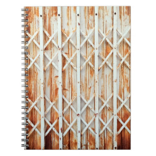 Oude ijzeren deurpanelen zijn verstopt. abstract,  notitieboek