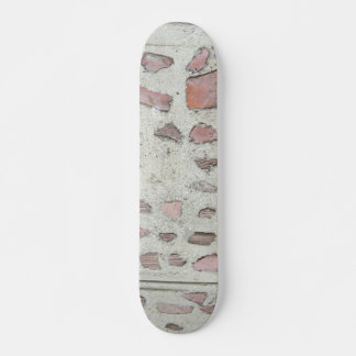 Oude ingebedde steen in cement dek skateboard