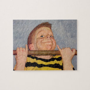Oude jongen doet chin-ups, fitness en beweging legpuzzel
