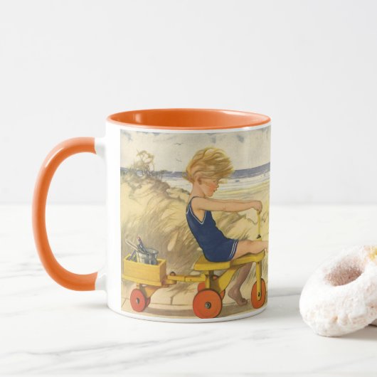 Oude jongen speelt op het strand met zand speelgoe mok (Met donut)