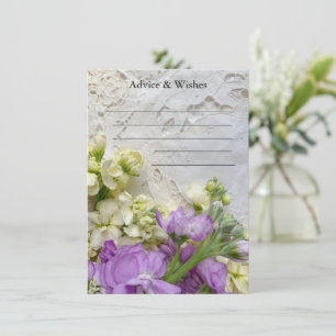 Oude kant met paarse en witte bloemen bruiloft advieskaart