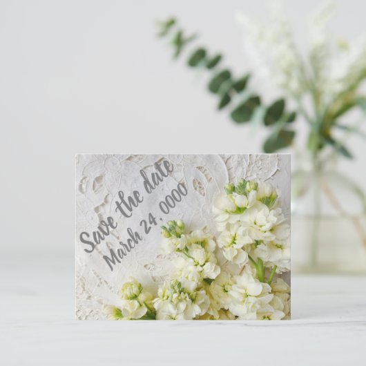 Oude kant met witte bloemen save the date (Staand voorkant)