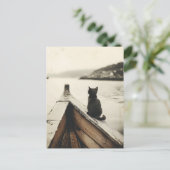 Oude kat op boot sepia tint briefkaart (Staand voorkant)