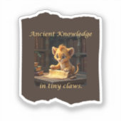 Oude kennis in kleine klauwen - Schattigee leeuw S Sticker (Voorkant)