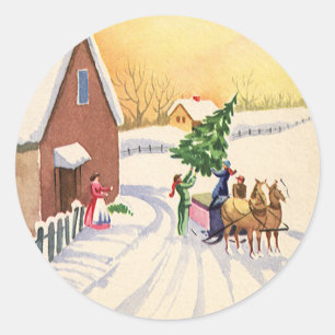 Oude kerstboom op een besneeuwde winterweg ronde sticker