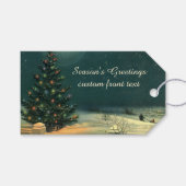 Oude kerstboom 's nachts met lichten en sneeuw cadeaulabel (Voorkant (Horizontaal))