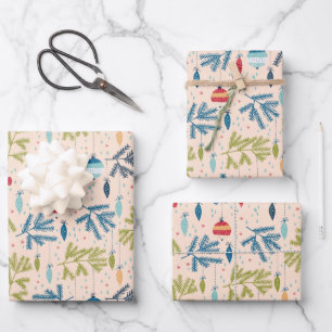 Oude kerstsieraden met fashioned kerstversieringen inpakpapier vel