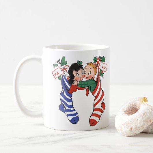 Oude kerstsokken met schattige kinderen koffiemok (Met donut)