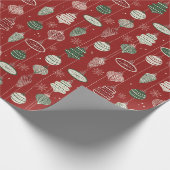 Oude kerstversieringen op gestructureerd rood cadeaupapier (Hoek)
