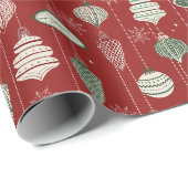 Oude kerstversieringen op gestructureerd rood cadeaupapier (Rol Hoek)