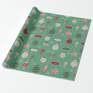 Oude kerstversieringen op mintgroen cadeaupapier