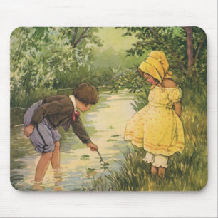 Oude kinderen, jongen en meisje spelen bij beek muismat