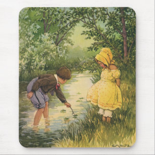 Oude kinderen, jongen en meisje spelen bij beek muismat