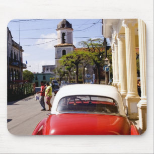 Oude klassieke Amerikaanse auto in Guanabacoa, een Muismat