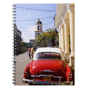 Oude klassieke Amerikaanse auto in Guanabacoa een  Notitieboek