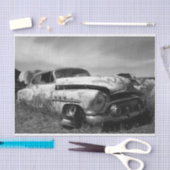 Oude klassieke auto in een Junkyard-depotpapier Tissuepapier (Craft)