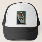 Oude kleine boot met een zeemeeuw trucker pet (Voorkant)