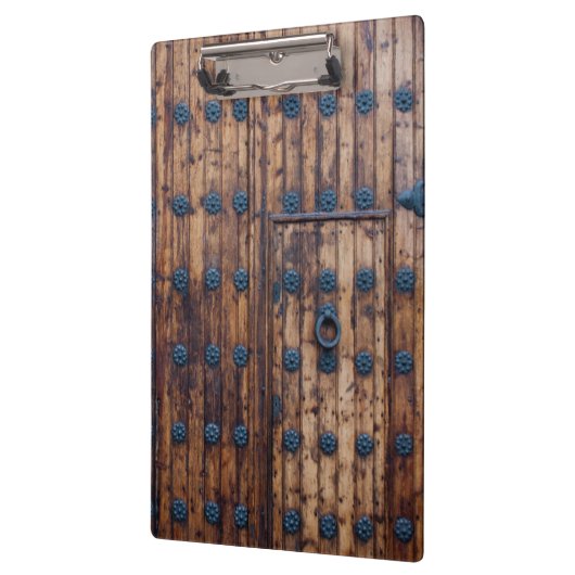 Oude kleine deur binnen grote versterkte houten de klembord (Links)