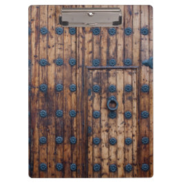 Oude kleine deur binnen grote versterkte houten de klembord