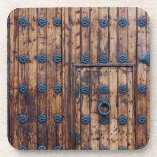 Oude kleine deur binnen grote versterkte houten de onderzetter (Voorkant)