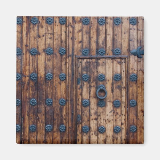 Oude kleine deur in grote deuren magneet (Voorkant)