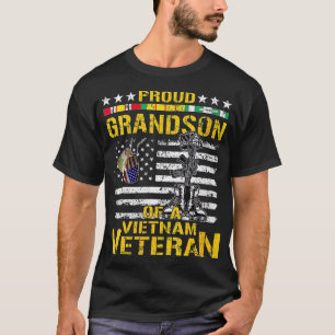 Oude kleinzoon van een Vietnam-veteranenoorlog in  T-shirt