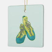 Oude klimschoenen rotsklimmen keramisch ornament (Links)