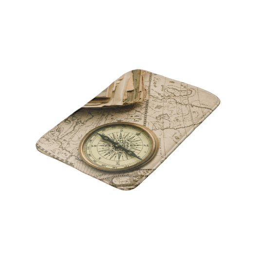 Oude kompas over oude kaart badmat (Gekanteld)