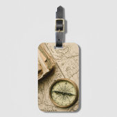 Oude kompas over oude kaart bagagelabel (Voorkant (verticaal))