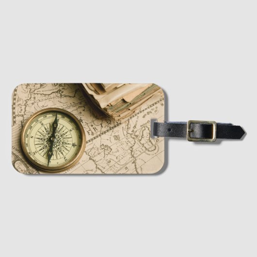 Oude kompas over oude kaart bagagelabel (Voorkant (horizontaal))