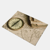 Oude kompas over oude kaart deurmat (Schuin)