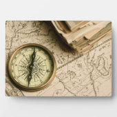 Oude kompas over oude kaart fotoplaat (voorkant)