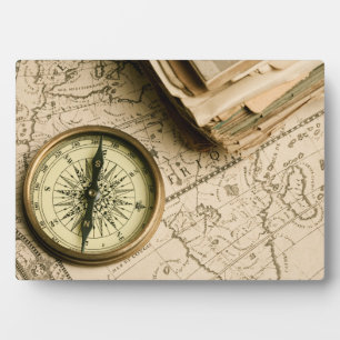 Oude kompas over oude kaart fotoplaat