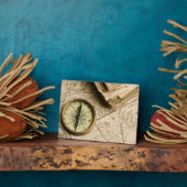 Oude kompas over oude kaart fotoplaat (Zijkant)