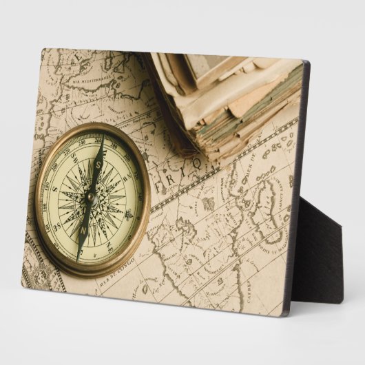 Oude kompas over oude kaart fotoplaat (Zijkant)