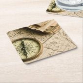 Oude kompas over oude kaart kartonnen onderzetters (Schuin)