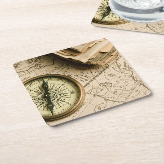 Oude kompas over oude kaart kartonnen onderzetters (Schuin)