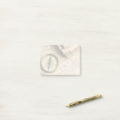 Oude kompas over oude kaart post-it® notes (Op bureau)