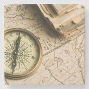 Oude kompas over oude kaart stenen onderzetter