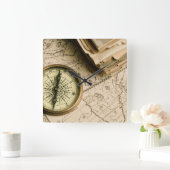 Oude kompas over oude kaart vierkante klok (Huis)