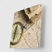 Oude kompas over oude kaart vierkante klok (Hoek)