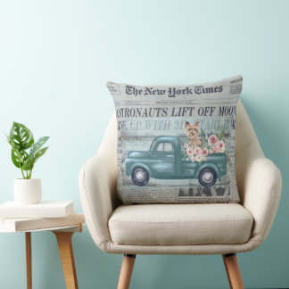 Oude krant Yorkie en vrachtwagen ephemera Kussen